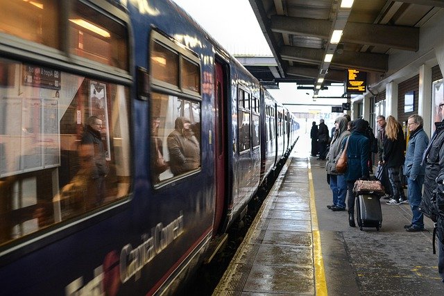 train-3384786_640
